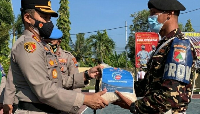 Kapolres Probolinggo, Akbp Teuku Arsya Khadafi Berikan Bantuan Sosial Kepada Ormas Anshor Dan Banser