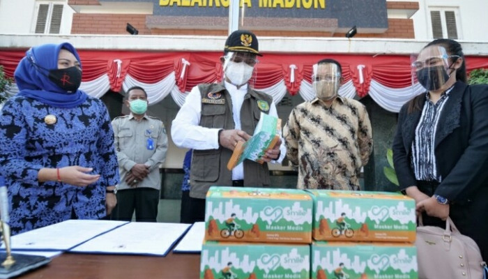 Wali Kota Madiun, Maidi Terima Bantuan Csr Dari Larissa Aesthetic Center