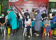 Kapolresta Sidoarjo Tinjau Vaksinasi Tahap Dua Di Desa Tambak Rejo Kecamatan Waru