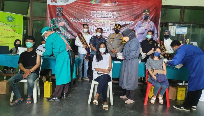 Kapolresta Sidoarjo Tinjau Vaksinasi Tahap Dua Di Desa Tambak Rejo Kecamatan Waru