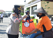 Polwan Polresta Sidoarjo Salurkan Baksos 600 Paket Sembako Warga Terdampak Covid-19