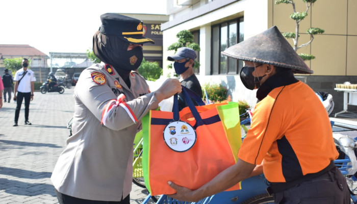 Polwan Polresta Sidoarjo Salurkan Baksos 600 Paket Sembako Warga Terdampak Covid-19