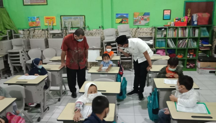 Serentak 30 Agustus, Bupati Sidoarjo Tinjau Simulasi Ptm Mi Muslimat Nu Pucang