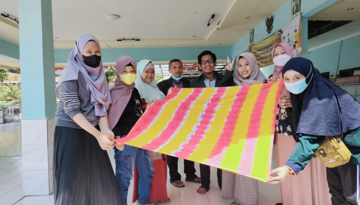 Kkn Al Khoziny Sidoarjo Gelar Pelatihan Pembuatan Taplak Meja Di Desa Jumputrejo