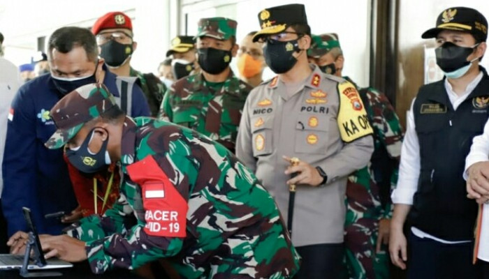 Panglima Tni Marsekal Hadi Tjahjanto Pantau Penerapan Aplikasi Tracing Digital Silacak Di Jatim