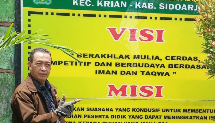 Kepala Sd Negeri Barengkrajan Kecamatan Krian, Sidoarjo Beri Ucapan Hut Ri Ke-76