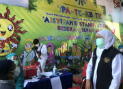 Kunjungi Tk Ababe Sepanjang, Gubernur Khofifah Ajak Warga Vaksinasi Dan Nyanyikan Lagu Nasional