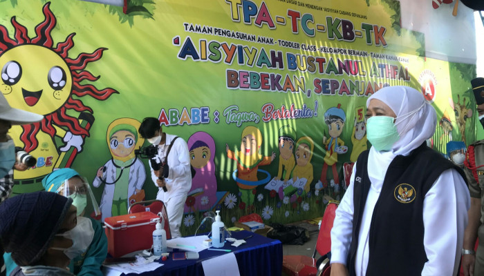 Kunjungi Tk Ababe Sepanjang, Gubernur Khofifah Ajak Warga Vaksinasi Dan Nyanyikan Lagu Nasional