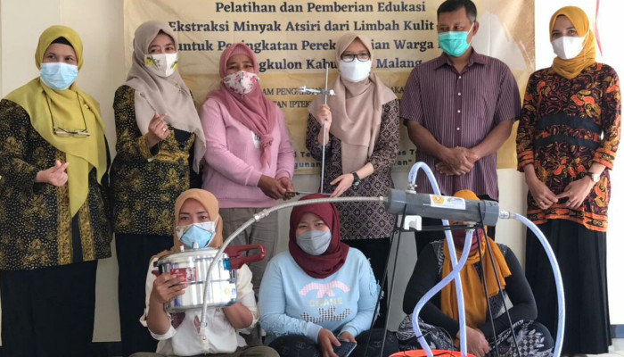 Upn Veteran Jawa Timur: Pelatihan Dan Pemberian Edukasi Ekstraksi Minyak Atsiri Dari Limbah Kulit Jeruk