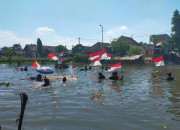 Warga Desa Kraton Peringati Hut Ri Ke-76, Menyusuri Sungai Dan Mengibarkan Bendera