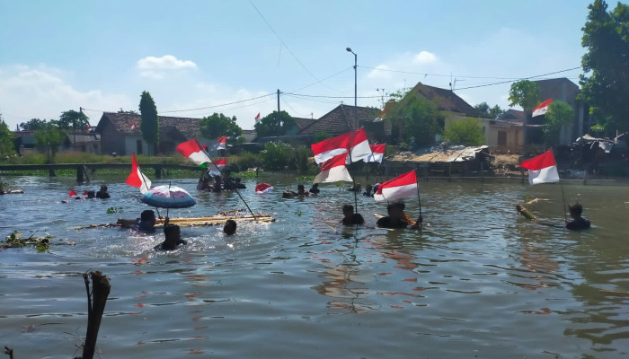 Warga Desa Kraton Peringati Hut Ri Ke-76, Menyusuri Sungai Dan Mengibarkan Bendera