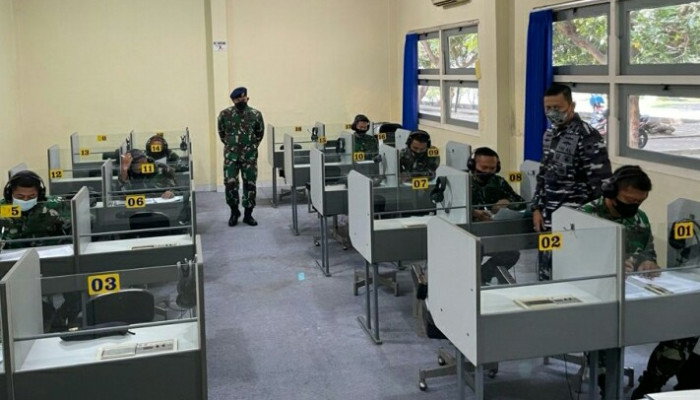 Perwira Menengah Belajar Pemantapan Bahasa Inggris Di Laboratorium Bahasa Kolat Koarmada Ii