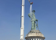 Begini Cara Patung Monumen Jalesveva Jayamahe Setinggi 30,6 Meter Di Bersihkan