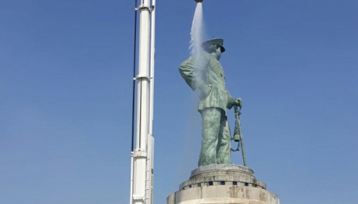 Begini Cara Patung Monumen Jalesveva Jayamahe Setinggi 30,6 Meter Di Bersihkan