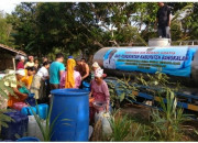 Kekeringan, Pemkab Bangkalan Distribusikan Air Bersih Bersama Tagana