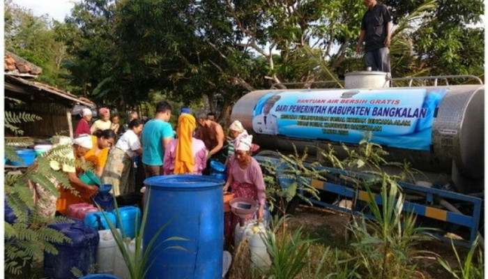 Kekeringan, Pemkab Bangkalan Distribusikan Air Bersih Bersama Tagana