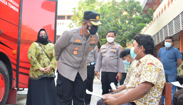 Kapolresta Sidoarjo Kombes Pol Kusumo Wahyu Bintoro Pantau Vaksinasi Pelajar