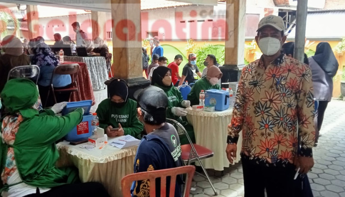 Warga Desa Jemundo Kecamatan Taman, Sidoarjo Melaksanakan Vaksinasi