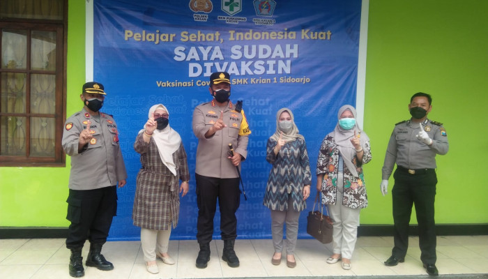 Kapolresta Sidoarjo, Kombes Pol Kusumo Wahyu Bintoro Kunjungi Vaksinasi Di Smk Krian 1