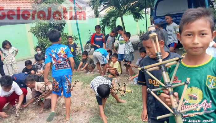 Kisah Penjual Mainan Tradisional Tembak Dari Bambu Di Kalijaten Kecamatan Taman, Sidoarjo