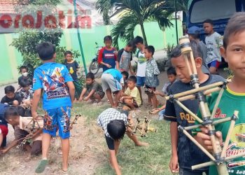 Kisah Penjual Mainan Tradisional Tembak dari Bambu di Kalijaten Kecamatan Taman, Sidoarjo