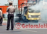 Truk Muatan Terefome Terbakar Mengakibatkan Kemacetan Panjang