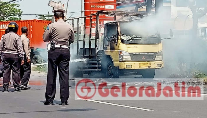 Truk Muatan Terefome Terbakar Mengakibatkan Kemacetan Panjang