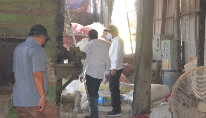 Wabup Subandi Sidak Rumah Pengolahan Tepung Bulu Ayam, Baunya Meresahkan Warga