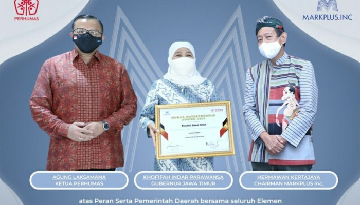 Pemerintah Provinsi Jawa Timur Terima Penghargaan Humas Enterpreneur Award