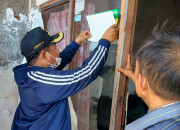 Agar Tak Salah Sasaran, Rumah Penerima Bansos Di Desa Semampir Ditandai Stiker