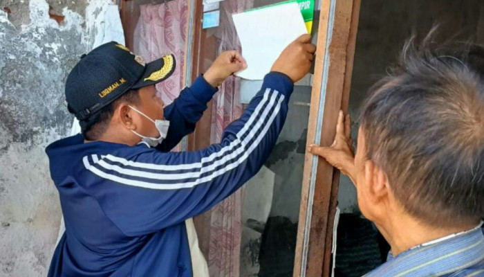 Agar Tak Salah Sasaran, Rumah Penerima Bansos Di Desa Semampir Ditandai Stiker