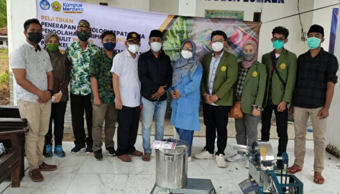 Upn Veteran Jatim: Penerapan Teknologi Tepat Guna Pengolahan Keripik Pisang Dan Stik Kulit Pisang
