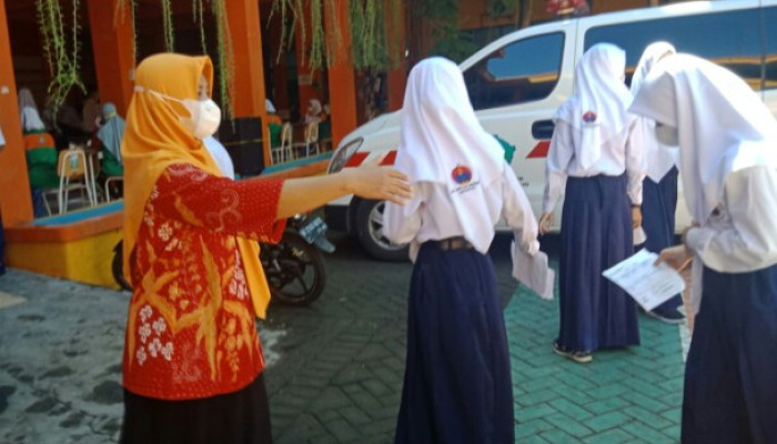 Usai Vaksin, Siswi Smp Sepuluh Nopember Sidoarjo Sambut Gembira Ptm Terbatas