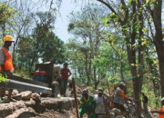 Pu Bina Marga Jatim Bangun Tembok Penahan Longsor Di Perbatasan Bojonegoro-Pajeng