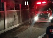 Diduga Konseleting Listrik, Pabrik Rokok Desa Balong Dowo Sidoarjo Terbakar