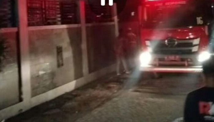 Diduga Konseleting Listrik, Pabrik Rokok Desa Balong Dowo Sidoarjo Terbakar