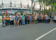 Peringati Hari Batik Nasional, Pasekgres Gelar Ngonthel Bareng Keliling Kota Santri