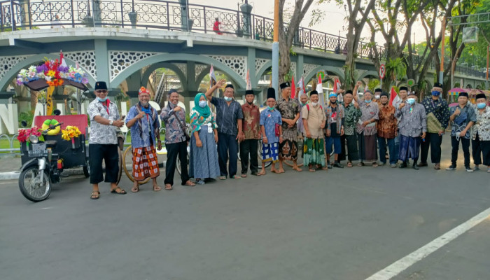 Peringati Hari Batik Nasional, Pasekgres Gelar Ngonthel Bareng Keliling Kota Santri