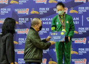 Ketua Dpd Ri, Aa Lanyalla Mahmud Mattalitti, Apresiasi Dan Serahkan Medali Emas Pon Xx Papua