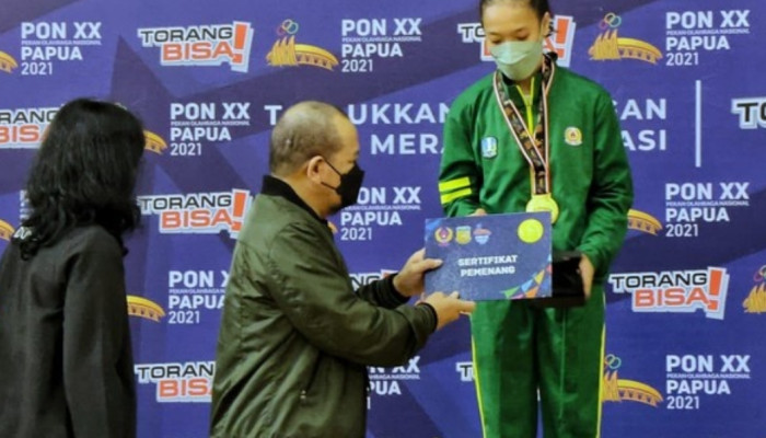 Ketua Dpd Ri, Aa Lanyalla Mahmud Mattalitti, Apresiasi Dan Serahkan Medali Emas Pon Xx Papua