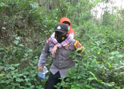 Polisi Di Pacitan Gendong Warga Penyandang Disabilitas Demi Ikut Vaksin