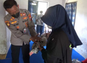 Jemput Bola Peserta Vaksin, Polsek Pacitan Kota Bagikan Puluhan Hadiah