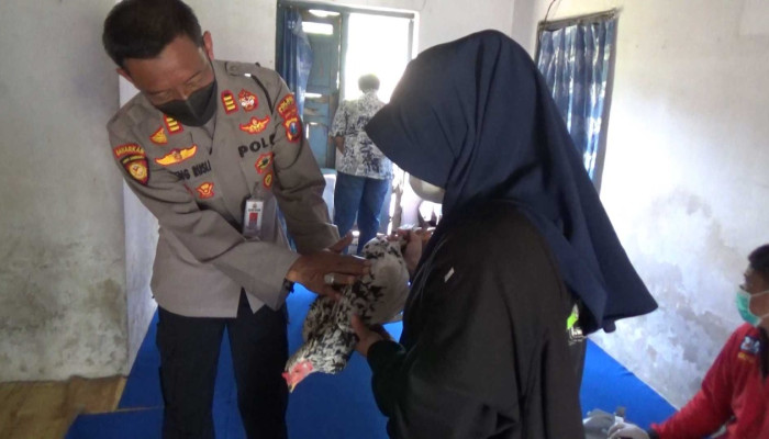 Jemput Bola Peserta Vaksin, Polsek Pacitan Kota Bagikan Puluhan Hadiah