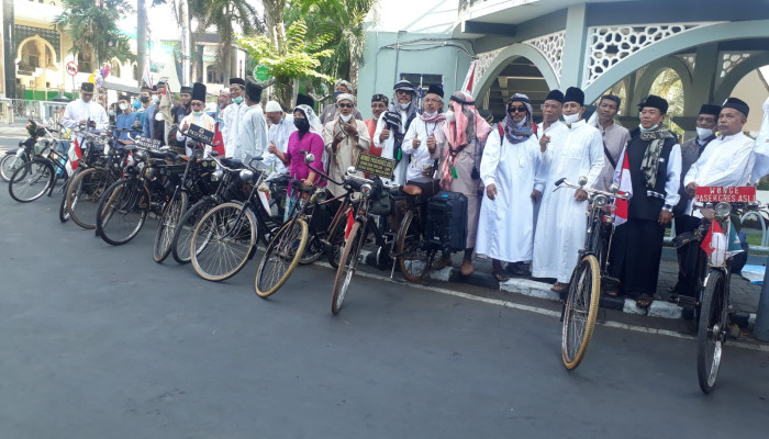 Peringati Maulid Nabi Muhammad Saw, Pasekgres Keliling Gresik Berbusana Muslim