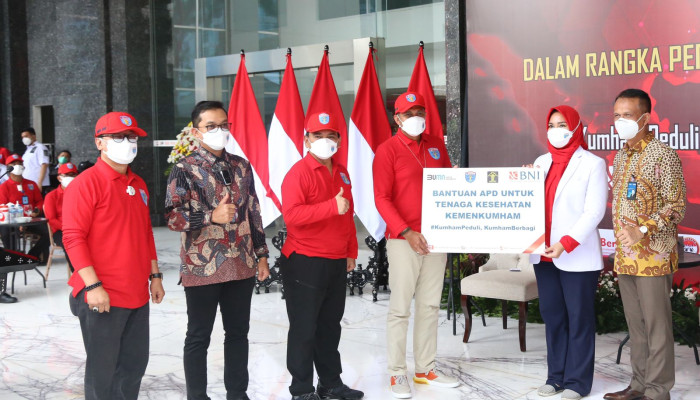 1000 Bingkisan Diserahkan Untuk Pasien Wisma Atlet Dalam Giat Kumham Peduli, Kumham Berbagi Dan Empati Kumham