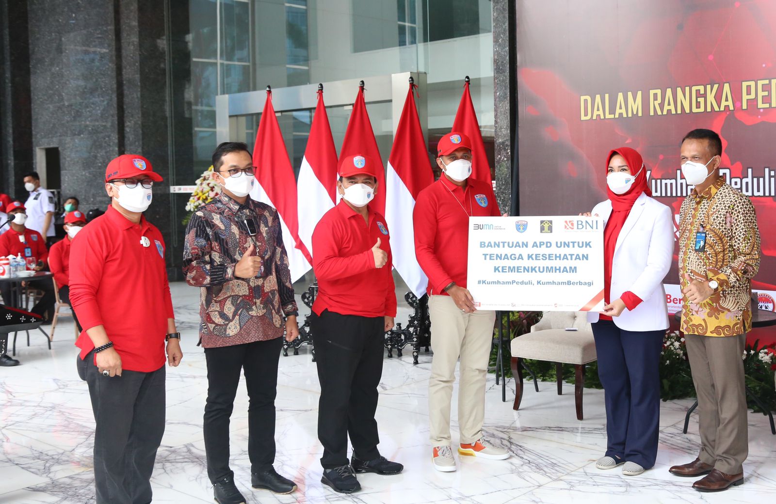 1000 Bingkisan Diserahkan untuk Pasien Wisma Atlet dalam Giat Kumham Peduli, Kumham Berbagi dan Empati Kumham