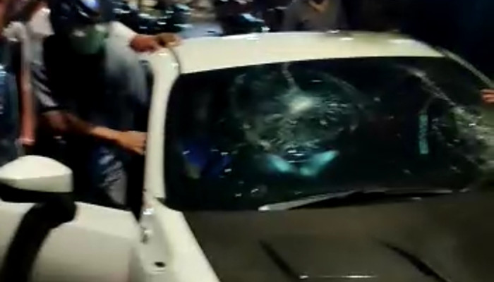 Pengemudi Mobil Tabrak Motor Dan Kabur, Warga Mengejar