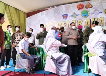 Ketua KPK RI Firli Bahuri Didampingi Bupati Ahmad Muhdlor Tinjau Vaksinasi di Sidoarjo