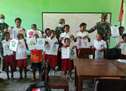 Motivasi Siswa Di Perbatasan, Satgas Yonif 131/Brs Mengajar Dan Bagikan Perlengkapan Sekolah