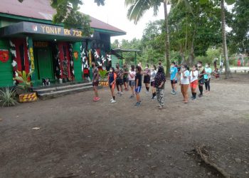 Satgas Pamrahwan Maluku Utara Yonif Raider khusus 732/Banau Melaksanakan Bagi Masker dan Senam